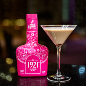 Alternative view of 1921 Crema de Tequila 750ml Edición Irresistible Rosa