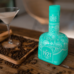 Alternative view of 1921 Crema de Tequila 750ml Edición Irresistible Azul